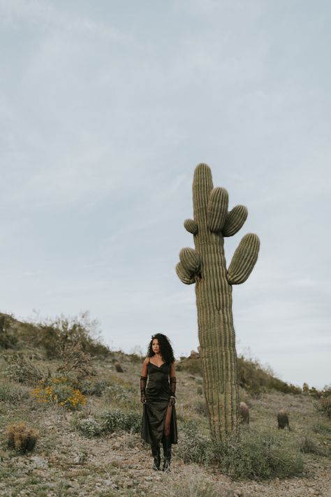 Desert Road Photoshoot, Joshua Tree Photo Shoot, Joshua Tree Pictures, Desert Birthday Photoshoot, Western Desert Photoshoot, Joshua Tree Photoshoot Women, Desert Girl Aesthetic, Dark Desert Aesthetic, Vintage Desert Aesthetic