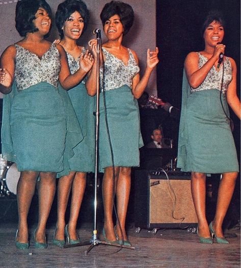 The Shirelles, Singing Groups, 60s Girl, Wall Of Sound, Carole King, Old School Music, Vintage Black Glamour, Black Music, I Love Music