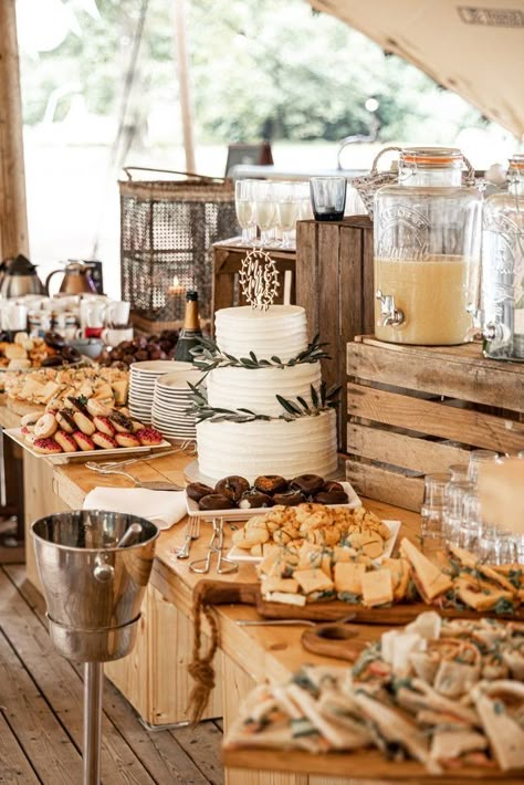 Bufette Ideas, Boho Wedding Food, Wedding Food Display, Wedding Food Table, Boho Food, Food Display Table, Rustic Buffet, Wedding Food Stations, Catering Display