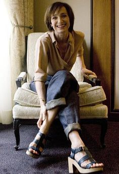 Kristin Scott Thomas in denim. Anne Perkins, Kristin Scott, The English Patient, Kristin Scott Thomas, Scott Thomas, Female Actresses, Over 50 Womens Fashion, Aging Gracefully, Fashion Over 50