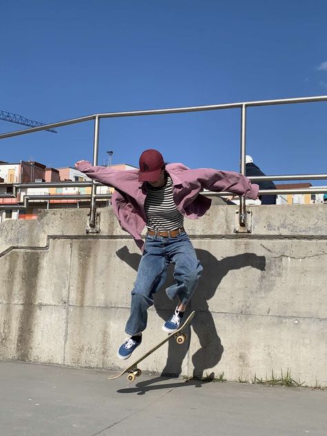 Skateboard Aesthetic Outfits, Skateboarding Reference, Person Skateboarding, People Skateboarding, Skateboard Ollie, Ollie Skateboard, Skater Life, 80s Skater, Poses Art