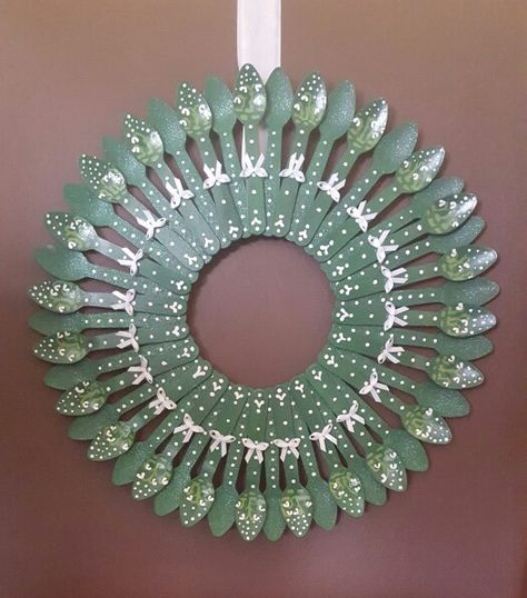 Dip Ornaments, Stiff Buttercream Frosting, Spoon Wreath, Plastic Spoon Art, Wire Wreaths, Clothes Pin Art, Fork Crafts, Clothespin Wreaths, Wedding Cutlery