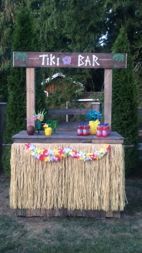 Hawian Theme Pool Party, Indoor Hawaiian Party, Tiki Theme Pool Party, Hawaii 5-0 50th Birthday Party, Hawaiian Birthday Decor, Hawaii Party Decorations Ideas, Tiki Pool Party Ideas, Tiki Pool Decor, Hawaiian Disco Party