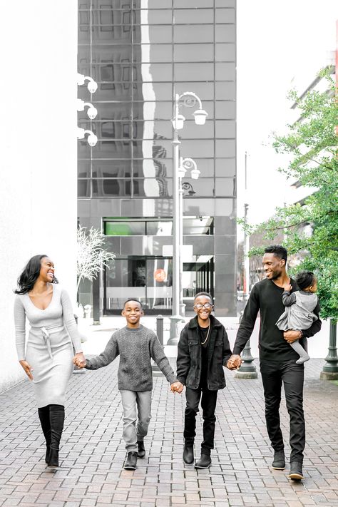 Black Clothes Family Pictures, Formal Family Portrait Outdoors, Black And White Attire Family Photos, Black Attire Family Photos, Black Family Portrait Ideas Outdoor, Urban Family Photo Outfits, Museum Family Photoshoot, Family Photoshoot In The City, Family Of Five Poses