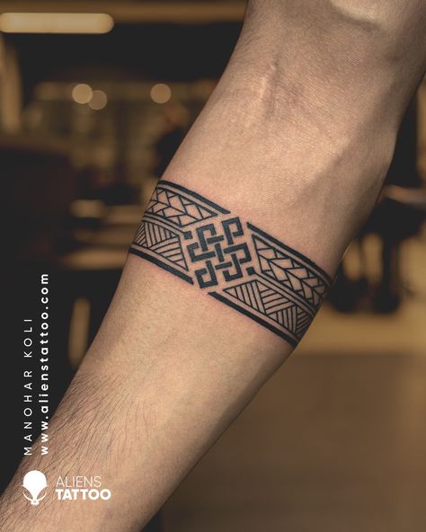 Geometric Arm Band Tattoo for men at Aliens Tattoo India
Visit the link given below to see our more Geometric Tattoos.
https://www.alienstattoo.com/geometric-tattoo-ideas Tato Lingkaran, Hand Band Tattoo, Bracelet Tattoo For Man, Viking Tattoos For Men, Aliens Tattoo, Stammestattoo Designs, Tato Maori, Wrist Band Tattoo, Armband Tattoos For Men