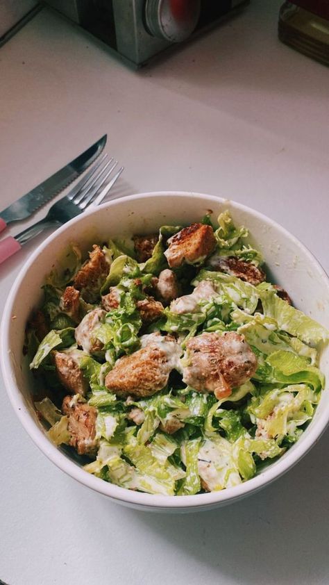 Aesthetic Ceaser Salad, Lunch Healthy Aesthetic, Healthy Foodie Aesthetic, Healthy Eating Aesthetic Lunch, Eat Healthy Aesthetic Vision Board, Salada Aesthetic, Comidas Saludables Aesthetic, Healthy Eating Aesthetic Vision Board, Food Lunch Aesthetic