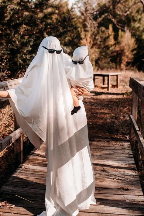 Baby Ghost Photoshoot, Pumpkin Head And Ghost Photoshoot, October Photoshoot Ideas Family, Ghost Photoshoot Kids, Ghost Family Photoshoot, Best Friend Ghost Photoshoot, Halloween Theme Photoshoot, Spooky Season Photoshoot, Halloween Family Photoshoot