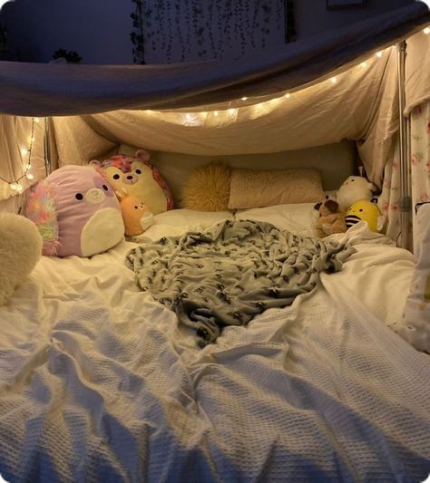 Types Of Forts, How To Make A Fort On Your Bed, Sleepover Forts, Couch Fort, Sleepover Fort, Bedroom Fort, Indoor Forts, Bed Fort, Cool Forts