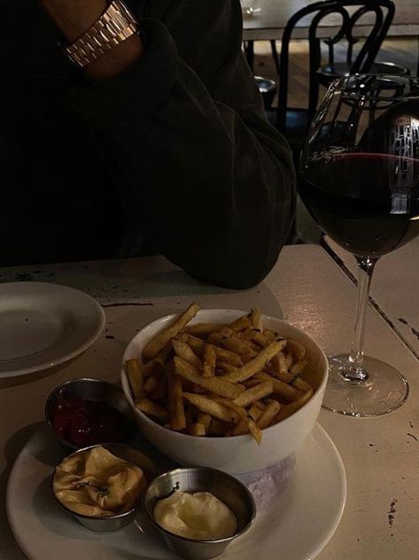 Fake Dates Snaps, Couples Dating Aesthetic, Chef Bf Aesthetic, Fake Date Pictures Dinner, Dealership Aesthetic, Chef Boyfriend Aesthetic, Dinner Date Black Couple, Couples Date Aesthetic, Couple Dinner Aesthetic