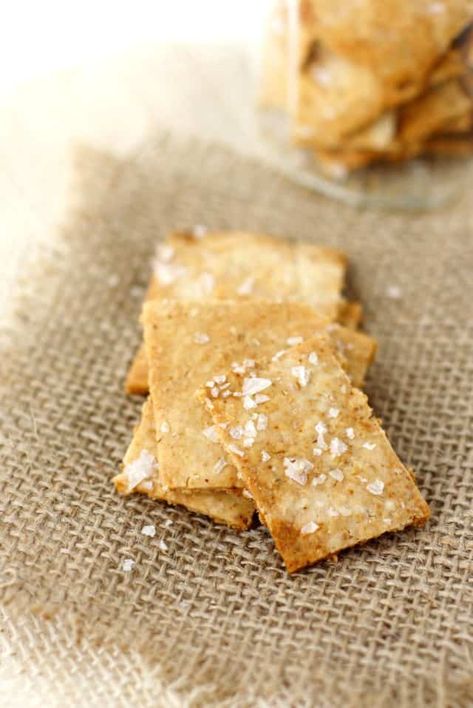 Homemade Wheat Crackers, Crackers Gluten Free, Gluten Free Cracker Recipe, Oat Crackers, Gluten Free Crackers, Wheat Thins, Vegan Oatmeal, Easy Oatmeal, Homemade Crackers