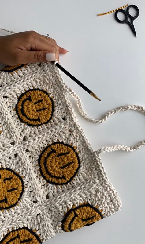 TUTORIAL: SMILEY FACE GRANNY SQUARE Smile Granny Square, Smiley Face Granny Square, Crochet Fanny Pack, Slip Stitch Crochet, Granny Square Crochet Patterns Free, Free Crochet Bag, Womens Crochet Patterns, Crochet Knit Stitches, Crochet Handbags Patterns