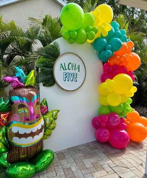 Hawaiian Balloon Backdrop, Aloha Balloon Arch, Hawaii Balloon Arch, Hawaiian Party Balloons, Hawaii Party Ideas Decor, Luau Party Balloons, Luau Balloon Backdrop Ideas, Hawaiian Balloon Arch, Luau Balloon Arch