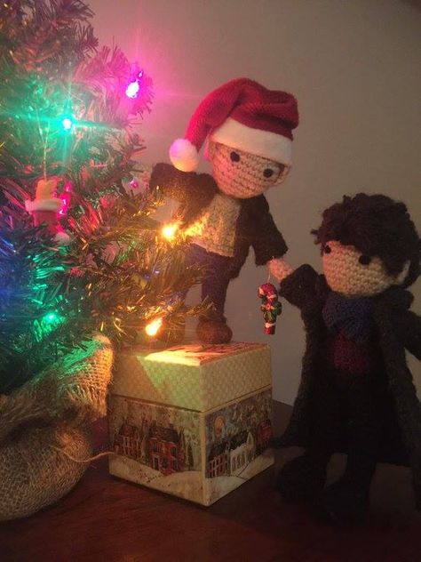 Too cute ♥ Sherlock Holmes Christmas, Sherlock Christmas, Art Appliqué, Days Until Christmas, Johnlock, Christmas Pins, Martin Freeman, Sherlock Bbc, Benedict Cumberbatch