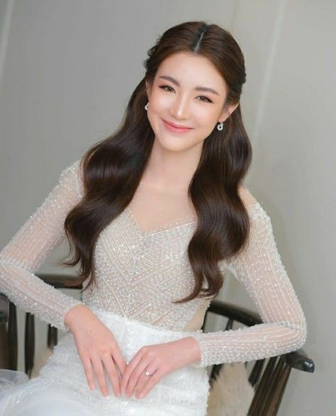 Bridal Hair And Makeup Asian, Party Hairdos For Medium Length Hair, Ao Dai Hair, Asian Bride Hairstyle, Korean Hairdo Wedding, Hair For Graduation Pictorial, Grad Pic Hairstyles, Hairstyle For Graduation Pictorial, Asian Wedding Hairstyles