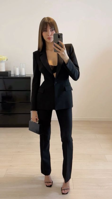 Chic Black Outfits Classy, Black Blazer Outfit Elegant, Classy Suits For Women, Elegant Outfit Classy Chic, Graduation Suits For Women, Minimal Classic Outfit, Ootd Elegant, Chic Black Outfits, Black Blazer Outfit