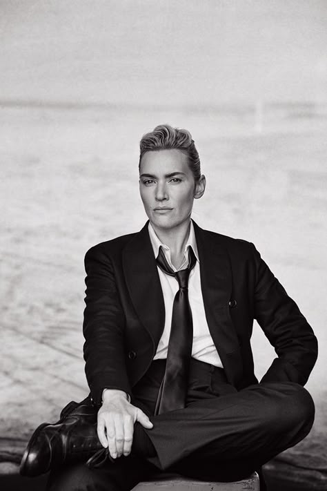 Related Tomboy Stil, Boyfriend Look, A Man In A Suit, Woman In Suit, Man In A Suit, Androgynous Look, Photographie Portrait Inspiration, Peter Lindbergh, Vogue Uk