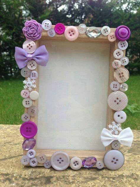 Cadre Photo Diy, Photo Frame Crafts, Button Creations, Picture Frame Crafts, Buttons And Bows, Diy Photo Frames, Folding Origami, Button Craft, Dekor Diy