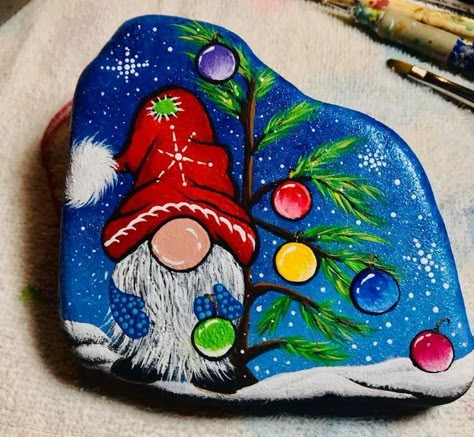 Painted Rocks Christmas, Christmas Pebble Art, Gnome Paint, Diy Rock Art, Stone Art Painting, Christmas Rock, Painted Rocks Craft, Art Rock, Painted Rocks Diy