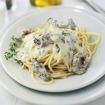 Morel Mushroom Cream Sauce with Pasta: The forest floors around Michigan's Grand Traverse Bay yield delicately flavored morel mushrooms for crepes, omelets and sauces. Morel Recipes, Morel Mushroom Recipes, Mushroom Appetizer Recipes, Mushroom Cream Sauce, Mushroom Appetizers, Homemade Pizza Crust, Spring Pasta, Mushroom Cream Sauces, Morel Mushroom