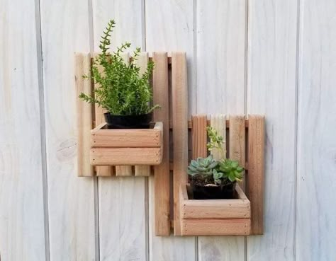 Wooden Flower Pots Indoor, Diy Wood Garden Decor, Wooden Flower Boxes, Diy Wall Planter, Wooden Plant Pots, Popular Woodworking Projects, Cedar Walls, Diy Garden Fountains, Wood Pots