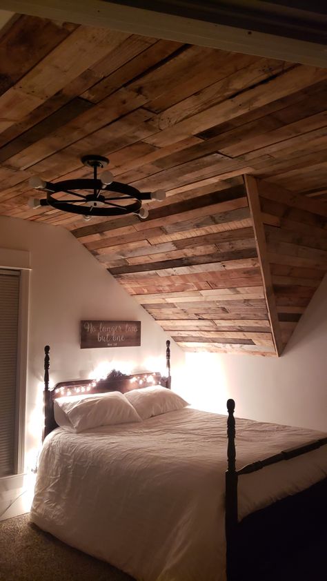 Pallet Board Ceiling, Wheel Light Fixture, Cozy Warm Bedroom, Wagon Wheel Light, Ceiling Bed, Pallet Shed Plans, Box Ceiling, Wood Plank Ceiling, Board Ceiling