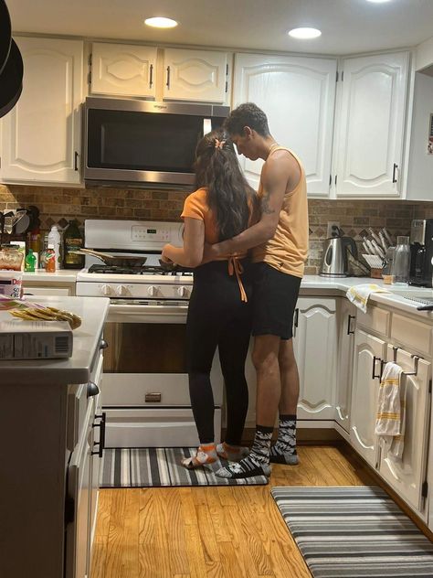 Cooking Couple Relationship Goals, Couple Cooking Dinner Together, Husband And Wife Cooking Together, Cooking With Bf Aesthetic, Couples Baking Aethstetic, Cooking At Home Aesthetic Couple, Cooking With Boyfriend Pictures, Cooking With Your Boyfriend, Kitchen Romance Aesthetic