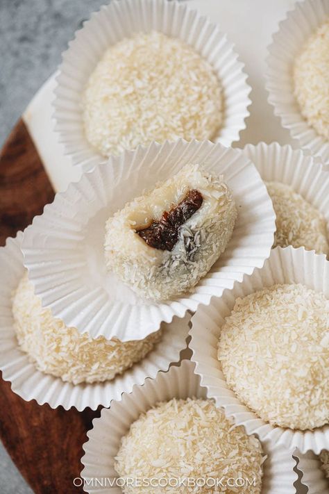 Surprise friends and family with a sweet and unique treat by making your own coconut mochi filled with red bean paste. They may look complex, but you’ll see they’re such an easy treat to make that will absolutely impress! {Vegetarian, Gluten-Free} Pinoy Kakanin, Coconut Mochi, Fruit Sides, Mochi Recipes, Mochi Balls, Asian Bakery, Vietnamese Desserts, Cooking Sweets, Easy Treats To Make