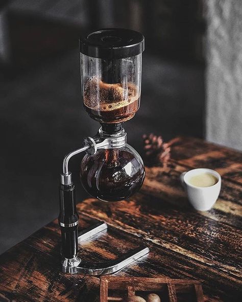 manmakecoffee: Photo Coffee Siphon, Syphon Coffee, Andy Anderson, Steeped Coffee, Japanese Coffee, Siphon Coffee, Ways To Make Coffee, Brew Bar, Portable Coffee Maker