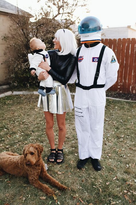 Mom Alien Costume, Astronaut And Alien Costume Family, Family Space Halloween Costumes, Space Family Halloween Costume, Family Alien Halloween Costumes, Alien Family Halloween Costume, Alien Family Costume, Family Space Costumes, Astronaut Family Costume