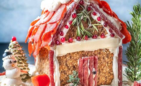 People Are Turning Charcuterie Boards Into ‘Gingerbread’ Houses For The Holidays – 12 Tomatoes Charcuterie House, Charcuterie Chalet, Meat House, Cast Iron Keto, Low Carb Gingerbread, Cheeseburger Meatloaf, New Food Trends, Leftover Turkey Soup, Chalet Ideas