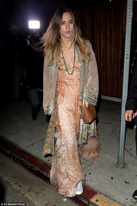 She's in fashion! Suki Waterhouse nailed bohemian chic on Thursday as she stepped out in L... Looks Hippie, Embroidered Robes, Estilo Hippie, Suki Waterhouse, Daisy Jones, Mode Boho, Mode Inspo, Moda Vintage, Bohemian Chic