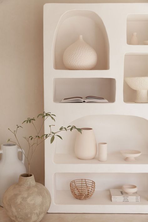 Embedded wall shelves in different shapes are visually interesting and they allow you to use decorative elements in many different, fun ways. Bali Decor, Mediterranean Interior Design, Mediterranean Interior, Wall Shelves Design, Mediterranean Decor, Mediterranean Home, Decor Minimalist, Shelf Design, A Living Room