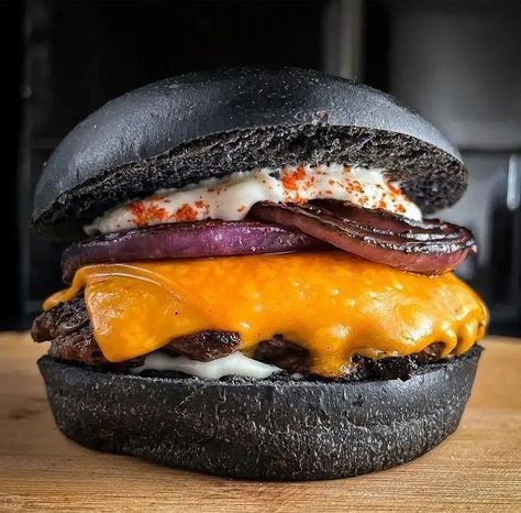 The Kuro Diamond is the same burger, topped with lettuce, tomatoes, onions, and mayonnaise. #blackburger #japan'sblackburger #kurodiamond #burger Black Burger, Burger Food, Black Food, Moroccan Food, Delicious Burgers, Burger Recipes, Tasty Food, Mayonnaise, Cheeseburger