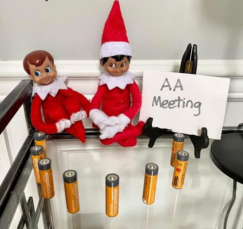 Snoop Dogg Elf On The Shelf, Epic Elf On The Shelf Ideas, Wlf On The Shelf, Elf On The Shelf Pet Ideas, Elf Things, Elf 2024, Elf Shenanigans, Elf Ideas Easy, Bad Elf