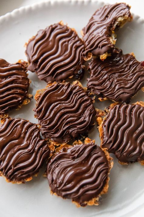 Vegan Florentines — madeleine olivia Vegan Florentines, Madeleine Olivia, Quinoa Chilli, Florentines Recipe, Sugar Free Lifestyle, Sweet Pastry, Biscuit Mix, Snack Dip, Salted Caramel Chocolate