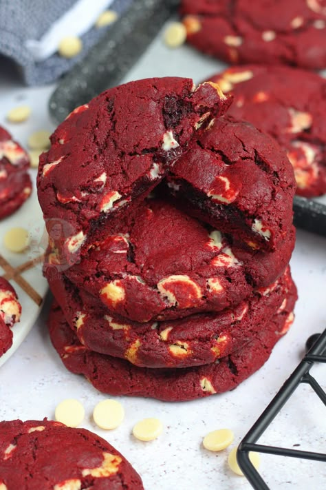 Nyc Cookies, Red Velvet Cookie Recipe, New York Cookies, Velvet Cakes, American Cookies, Janes Patisserie, Red Velvet Recipes, Resepi Biskut, Velvet Cookies