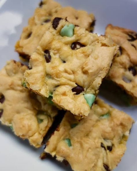 Chocolate Mint Cookie Bars Chocolate Cookie Bars, Cake Mix Cookie Bars, Cookie Bars Easy, Mint Chocolate Chip Cookies, Chocolate Mint Cookies, Butter Milk, Plain Chicken, Mint Cookies, Chocolate Mint