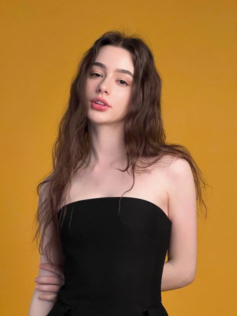 Dasha Taran, Outfit Korean Style, European Girls, Makeup And Skincare, Fresh Outfits, Face Reference, Product Recommendations, Pale Skin, Girls Dpz