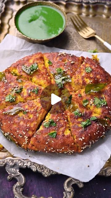 Protein Rich Foods Indian, Handvo Recipe Indian, Indian Starters Vegetarian, Gujarati Breakfast, Vegetarian Breakfast Recipes Indian, Handvo Recipe, Gujarati Snacks, Indian Side Dishes, Breakfast Recipes Indian