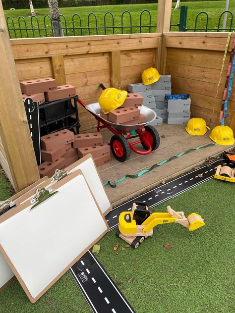 Construction Outdoor Play Area, Garden Construction Area, Kids Construction Site Play Area, Early Years Outdoor Area Ideas Activities, Den Building Eyfs Outdoor Play, Eyfs Outdoor Role Play Area, Eyfs Construction Area Outdoor Play, Eyfs Outside Area Ideas, Open Ended Outdoor Play