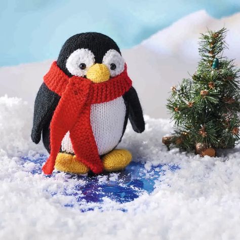 Penguin Knitting Pattern Free, Christmas Toy Knitting Patterns, Christmas Knitting Projects, Penguin Toy, Christmas Knitting Patterns Free, Knitting Abbreviations, Intarsia Knitting, Knitted Toys Free Patterns, Penguin Pattern