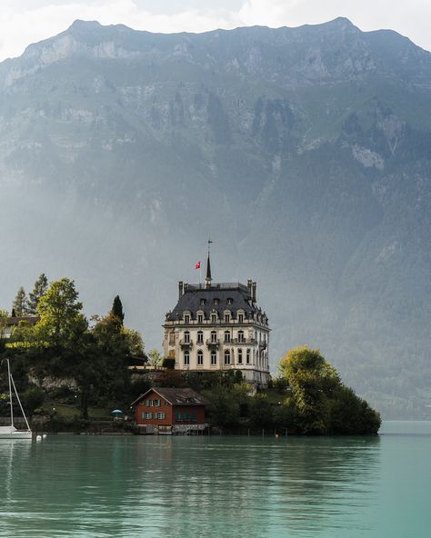 Iseltwald, a quiet spot by the lake where everything slows down and the views do all the talking. 🥹😍 Tips for visiting: - Arrive early to enjoy the calm before it gets busy 💪🏼 - Take a boat ride on Lake Brienz for stunning views 👀 - Walk the lakefront trail for the best photo spots 📸 - Grab lunch at a local café 🍽️ #LakeBrienz #Iseltwald #Switzerland Iseltwald Switzerland, Talking Tips, Lake Lucerne Switzerland, Brienz Switzerland, Lake Brienz, Lucerne Switzerland, Pretty Pics, Boat Ride, Switzerland Travel