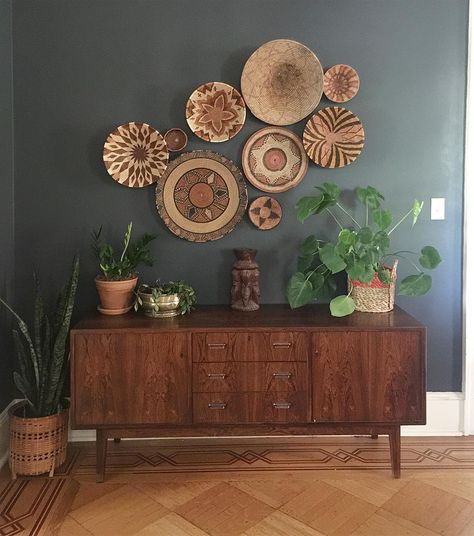 Moved the sideboard to the dining room and the baskets got a makeover. 🌿🌿🌿 In need of wall baskets? I'll be adding a ton to the @coast2coastvintage shop page over the weekend! Make sure to turn on post notifications so you don't miss out! Things are going quick! #currentdesignsituation Class Bedroom, Bedroom Chairs, Chairs Design, Boho Styl, Kitchen Decor Ideas, Casa Vintage, Basket Wall Decor, African Decor, Boho Living Room