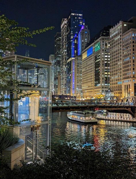 We Love USA - The beautiful and vibrant Chicago river ♥️🇺🇸 Chicago Girls, Chicago River, My Kind Of Town, Windy City, My Town, Chicago Illinois, Beautiful Scenery, Pretty Places, Beautiful Photography