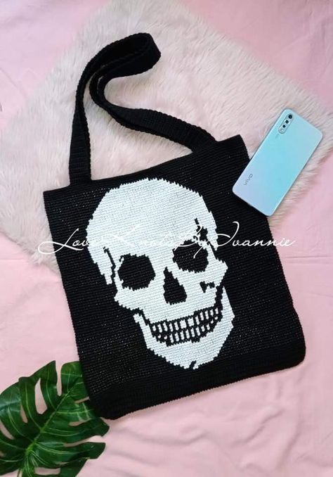 Crochet Product By LoveKnotsByIvannie 🌼 Skull Pattern Crochet, Crochet Goth Bag, Biker Crochet, Crochet Skull Bag, Crochet Skull Pattern, Skull Crochet, Crochet Skull Patterns, Crochet Star Patterns, Skull Tote Bag