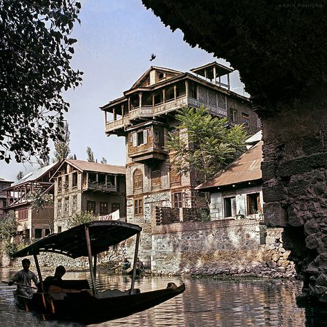 Jammu And Kashmir Beauty, Kashmir Architecture, History Of Kashmir, Kashmir Photos, Mountain Architecture, Jammu Kashmir, Kashmir India, Watercolour Landscape, Outdoor Aesthetic