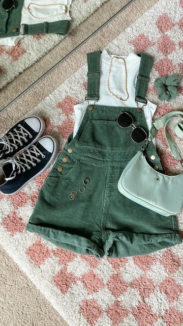 Cute Outfit Overalls, Cute Short Overalls, Cute Casual Shorts Outfits, Things To Wear To The Fair, Green Overall Shorts Outfit, Cute Overall Shorts Outfits, Summer Fits Ideas, Earthy Shorts Outfits, Overalls Concert Outfit