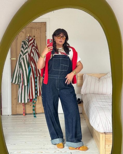 Francesca Perks (@francescaperks) • Fotos e vídeos do Instagram Plus Size Maximalist, Jean Jumpsuit Outfit, Plus Size Aesthetic Outfits, Jean Jumpsuit, Teaching Outfits, Overall Outfit, Jeans Plus Size, Funky Outfits, Winter Jeans