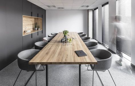 Smart Acoustics and Cozy Aesthetics Shape Office in Poznan Cool Home Office, Conference Room Design, Meeting Room Design, Office Design Inspiration, Office Meeting Room, Corporate Office Design, Office Space Design, Modern Office Design, Office Meeting