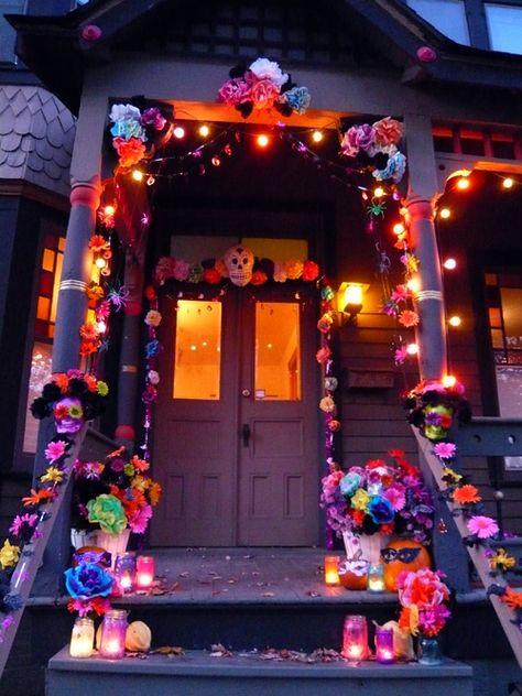 Sugar skulls and beyond: Easy Day of the Dead decorations Dia De Los Muertos Party Ideas, Dia De Los Muertos Decorations Ideas, Den Mrtvých, Cheap Halloween Decorations, Day Of The Dead Party, Day Of Dead, Retro Revival, Mexican Holiday, Cheap Halloween